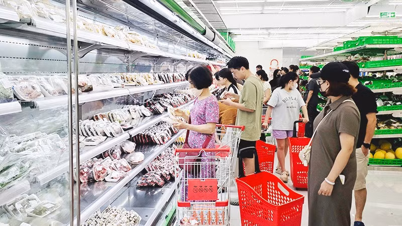 Nguồn cung hàng hóa thiết yếu được bảo đảm sẽ ổn định giá cả tiêu dùng. Ảnh: NAM NGUYỄN