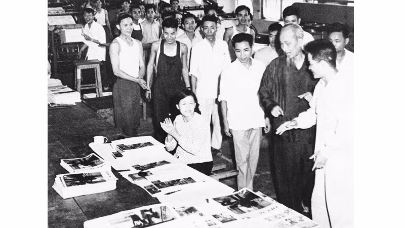 Chủ tịch Hồ Chí Minh thăm cán bộ, công nhân Nhà máy in Tiến Bộ, Hà Nội ngày 13/5/1959. Ảnh tư liệu 