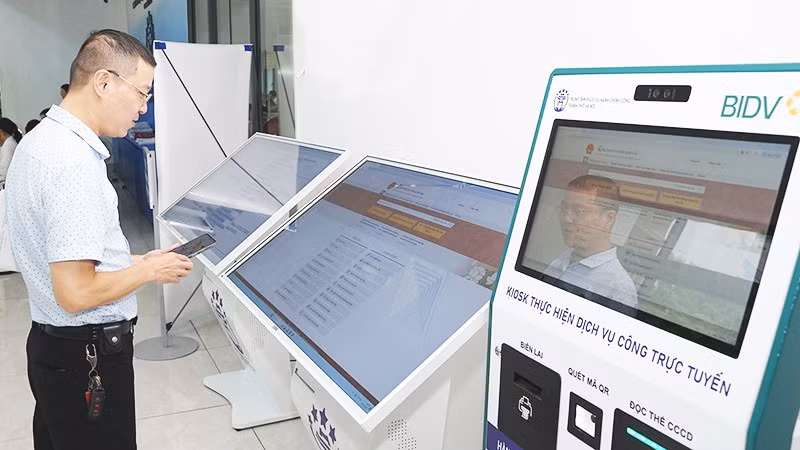 Chuyển đổi số giúp người dân thuận tiện hơn khi làm các thủ tục hành chính. Ảnh: NAM NGUYỄN