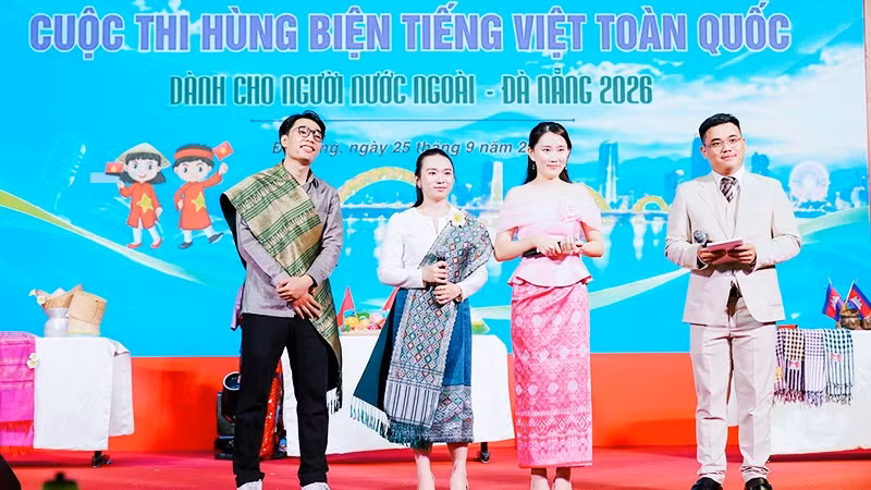 Nhóm sinh viên quốc tế của Trường đại học Mở Thành phố Hồ Chí Minh đã xuất sắc giành Giải nhất tại “Cuộc thi Hùng biện tiếng Việt toàn quốc dành cho người nước ngoài - Đà Nẵng 2026”. Ảnh: NHÀ TRƯỜNG CUNG CẤP