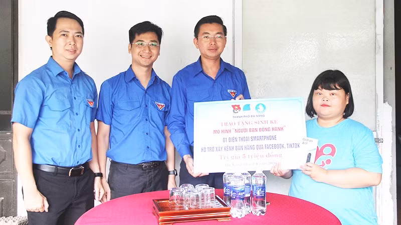 Đại diện Thành đoàn Đà Nẵng trao hỗ trợ sinh kế cho thanh niên khuyết tật.