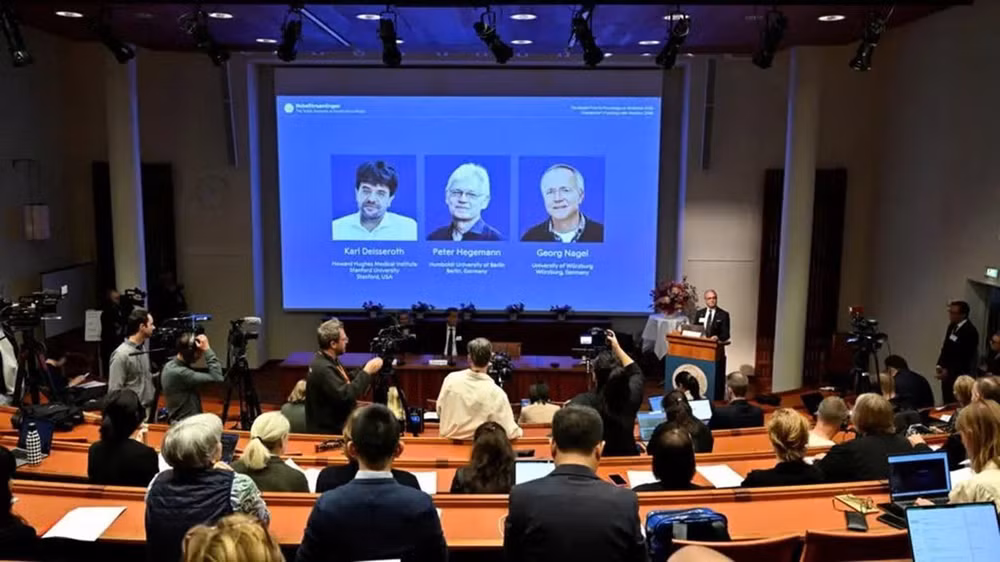 Ba nhà khoa học được vinh danh ở Giải Nobel Y sinh năm 2026. Ảnh: REUTERS