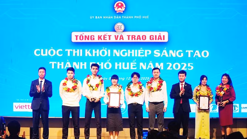 Nhóm HUAF-GPC tại lễ trao giải Cuộc thi Khởi nghiệp sáng tạo TP Huế năm 2025.