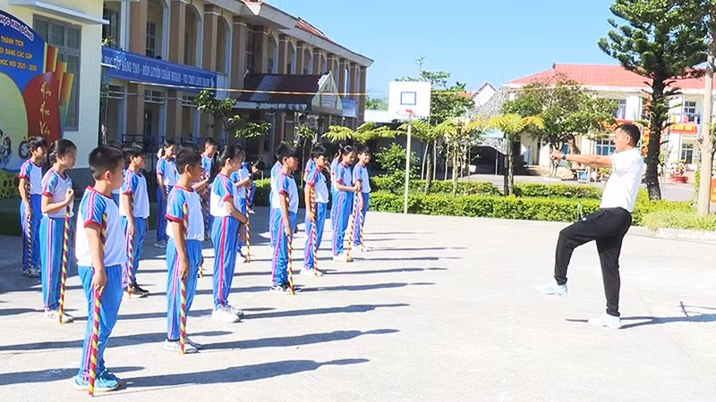 Trường tiểu học Kim Đồng lồng ghép chiến lược 6C vào dạy học môn giáo dục thể chất cho trẻ em.