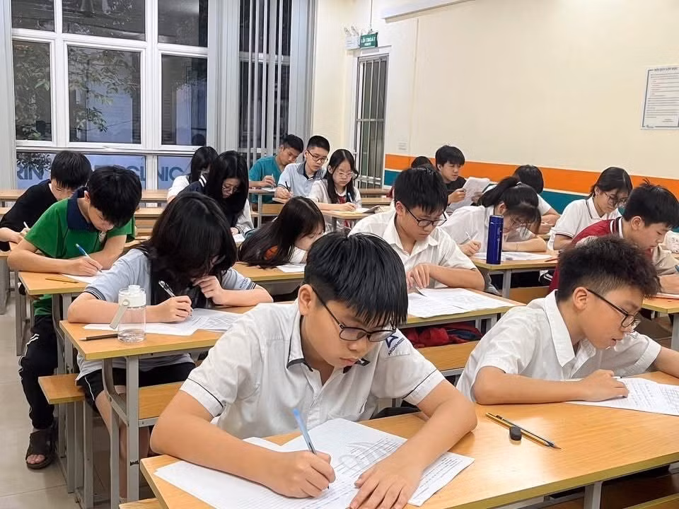 Các sĩ tử lớp 9 miệt mài ôn luyện cho Kỳ thi vào lớp 10.