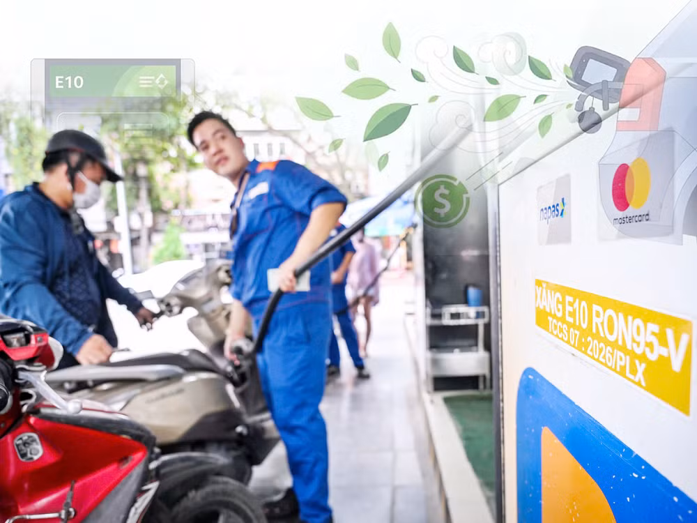 Người dân mua xăng E10 tại một cửa hàng tại Hà Nội.Ảnh: THÀNH ĐẠT