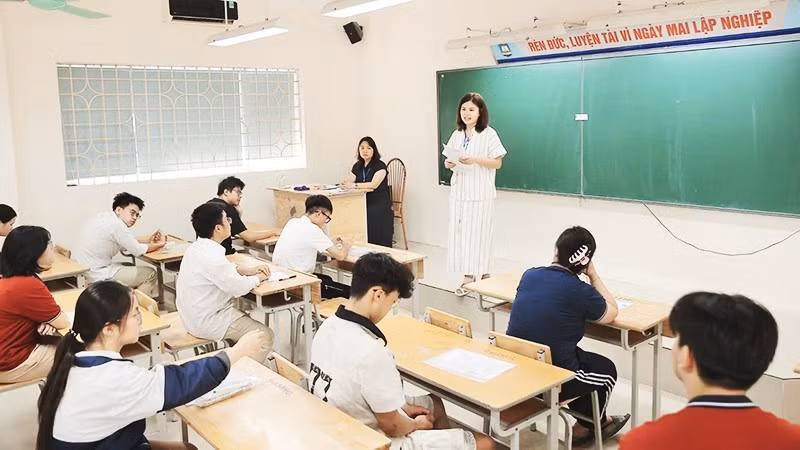 Thí sinh làm thủ tục dự thi Kỳ thi tốt nghiệp THPT năm 2026 tại điểm thi Trường THPT Nguyễn Gia Thiều. 