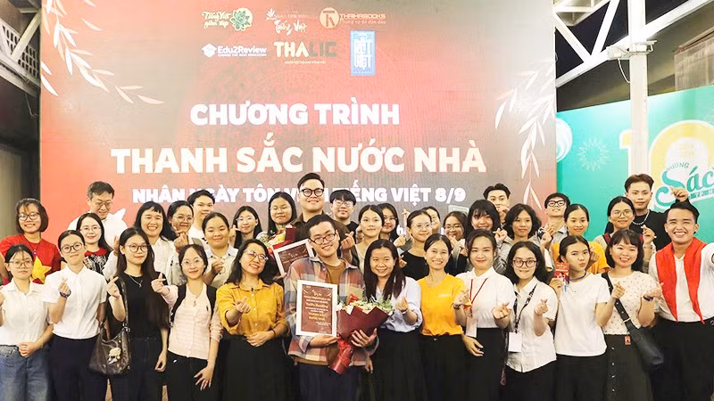 Bạn trẻ hào hứng tham gia chương trình "Thanh sắc nước nhà - Hẹn nhau kể chuyện tiếng Việt" tại Đường sách TP Hồ Chí Minh.