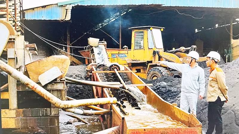 Nhà máy tinh luyện titan Phú Lương tận dụng quặng có hàm lượng rất thấp để duy trì sản xuất.