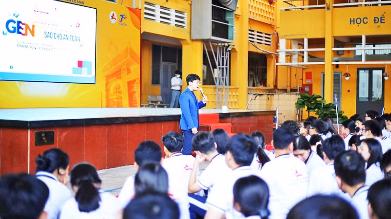 Học sinh Trường THPT Ten Lơ Man (phường Bến Thành) sinh hoạt về nội dung an toàn trên không gian mạng. Ảnh: BÁO PHỤ NỮ