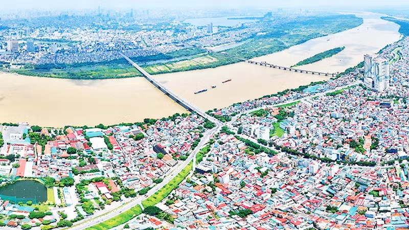 Việc phát triển hai bên bờ sông Hồng cần trả lời thấu đáo nhiều câu hỏi về sinh kế của người dân và việc bảo tồn, phát huy truyền thống lịch sử, văn hóa.