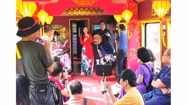 Thưởng thức văn nghệ trên chuyến tàu "Hành trình di sản".