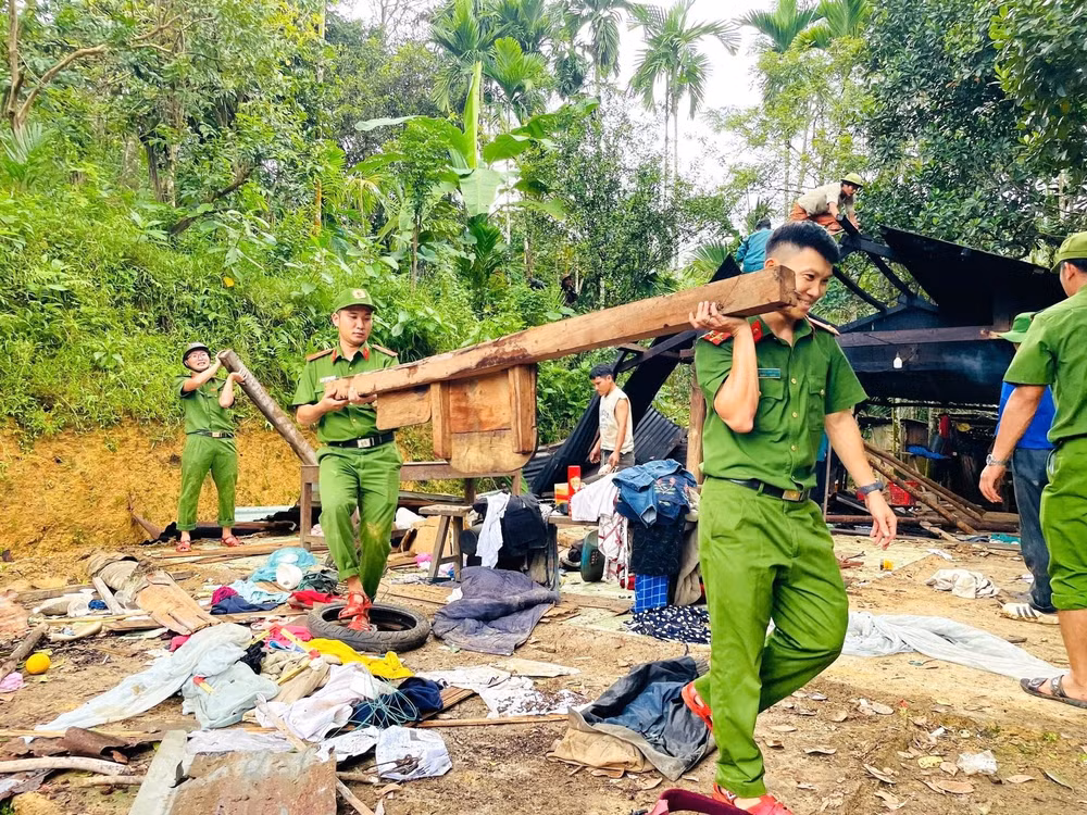 Lực lượng công an hỗ trợ đồng bào miền núi xã Trà Tập (TP Đà Nẵng) dựng lại nhà cửa để ổn định cuộc sống.