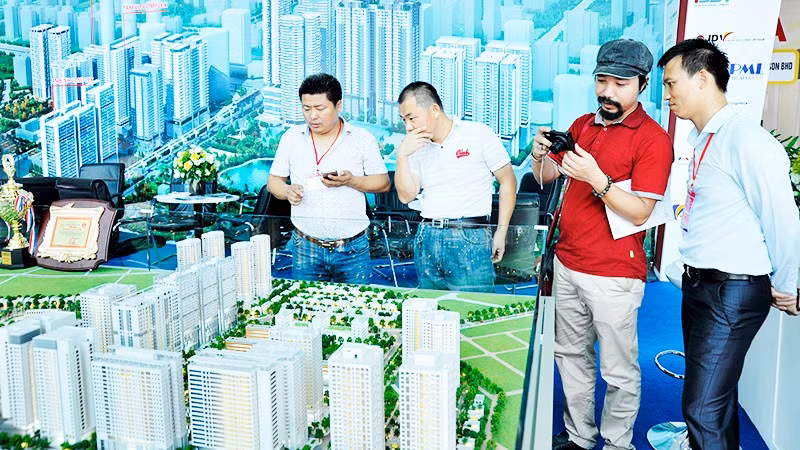 Doanh nghiệp bất động sản đang phải cạnh tranh quyết liệt hơn để thu hút vốn. Ảnh: NAM ANH