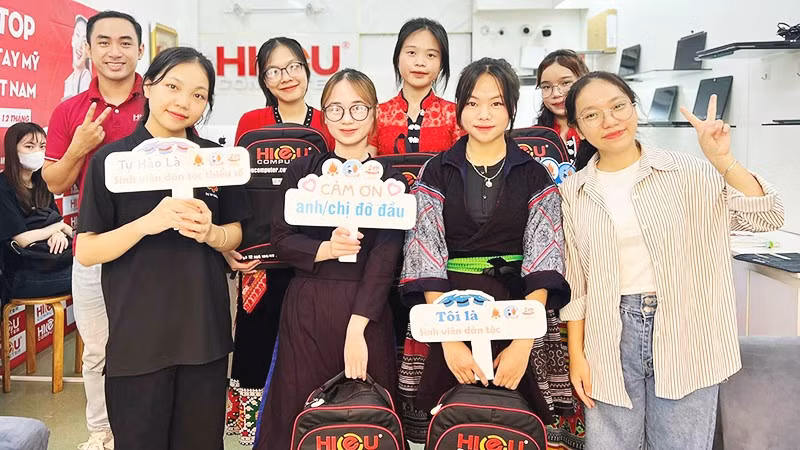 Hương Giang (ngoài cùng bên phải), trong một buổi trao laptop cho các bạn sinh viên. Ảnh: NVCC
