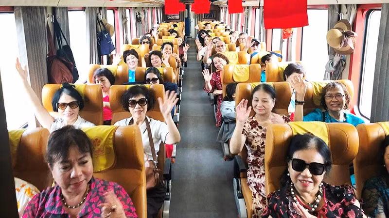 Đoàn du khách người cao tuổi trải nghiệm tàu Hoa Phượng đỏ.
