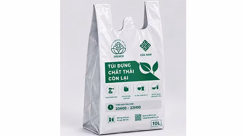 Túi phân loại rác đang được cấp phát cho người dân tại Tổ dân phố Lê Thánh Tông (Hà Nội).