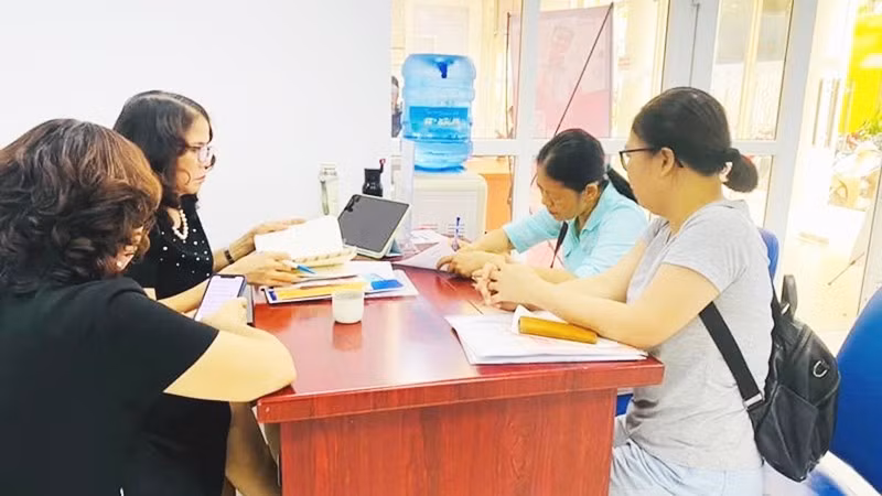 Người lao động kê khai hưởng chính sách bảo hiểm thất nghiệp tại Trung tâm Dịch vụ việc làm Hà Nội.