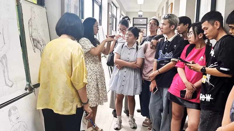 Một lớp học có phiên dịch ngôn ngữ ký hiệu tại Trường đại học Mỹ thuật Công nghiệp Hà Nội.