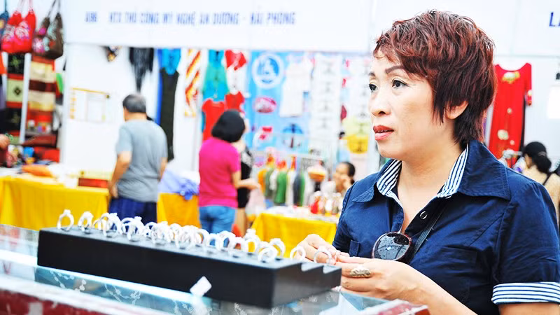 Ngoài nhu cầu đầu tư, các sản phẩm từ bạc được nhiều người ưa thích. Ảnh: NAM ANH