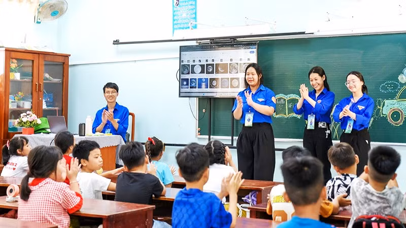 Đoàn Thanh niên Trường đại học Ngoại ngữ (Đại học Đà Nẵng) tổ chức lớp học “Ươm mầm ngoại ngữ” cho học sinh tại xã Bà Nà.