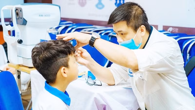 Kiểm tra thị lực cho học sinh tiểu học. 