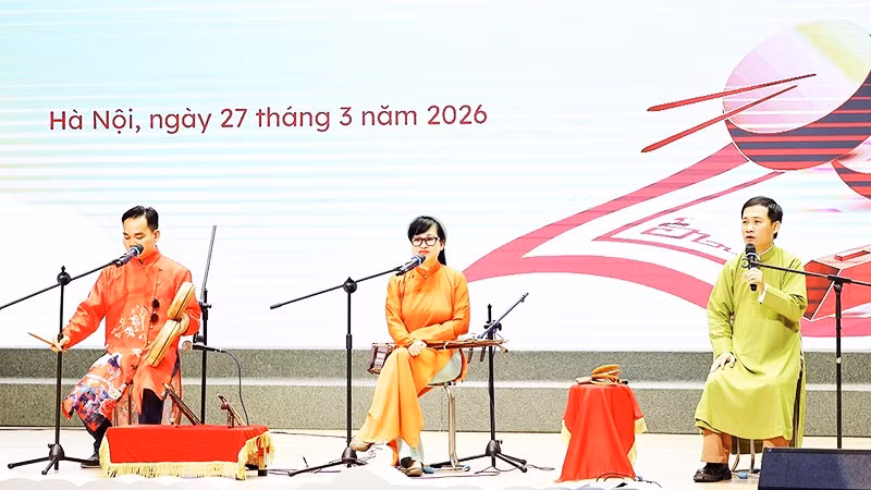 Các nghệ sĩ trong một chương trình giao lưu với học sinh.