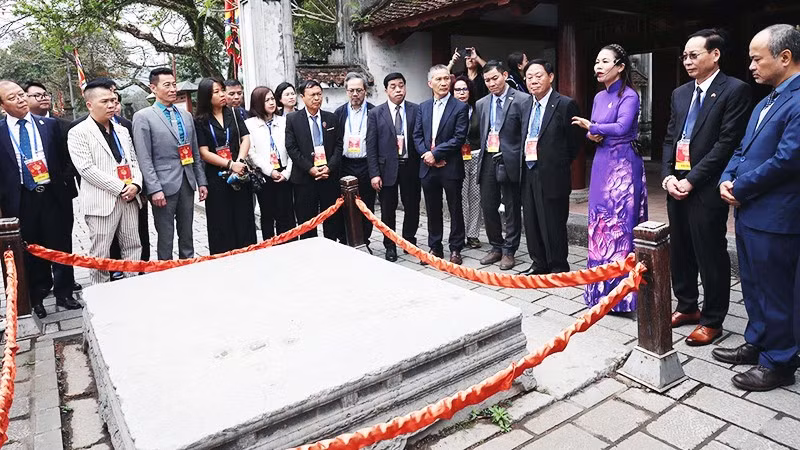 Đoàn kiều bào tham quan và dâng hương tại Khu di tích Đền thờ Vua Đinh, Vua Lê (tỉnh Ninh Bình). Ảnh: ĐẠI NGHĨA