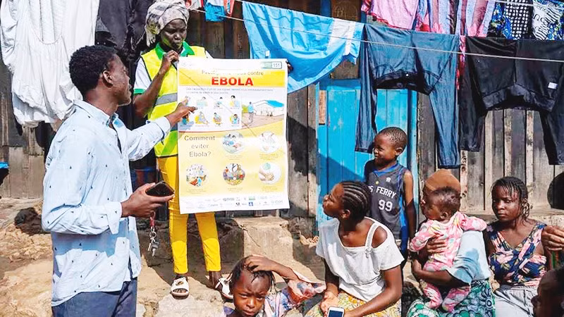 Giới chức CHDC Congo tuyên truyền phòng, chống dịch Ebola tới người dân. Ảnh: GETTYIMAGES