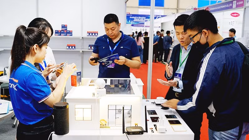 Sản phẩm thiết bị điện thông minh của doanh nghiệp Việt được giới thiệu tại triển lãm công nghệ. Ảnh: BẮC SƠN