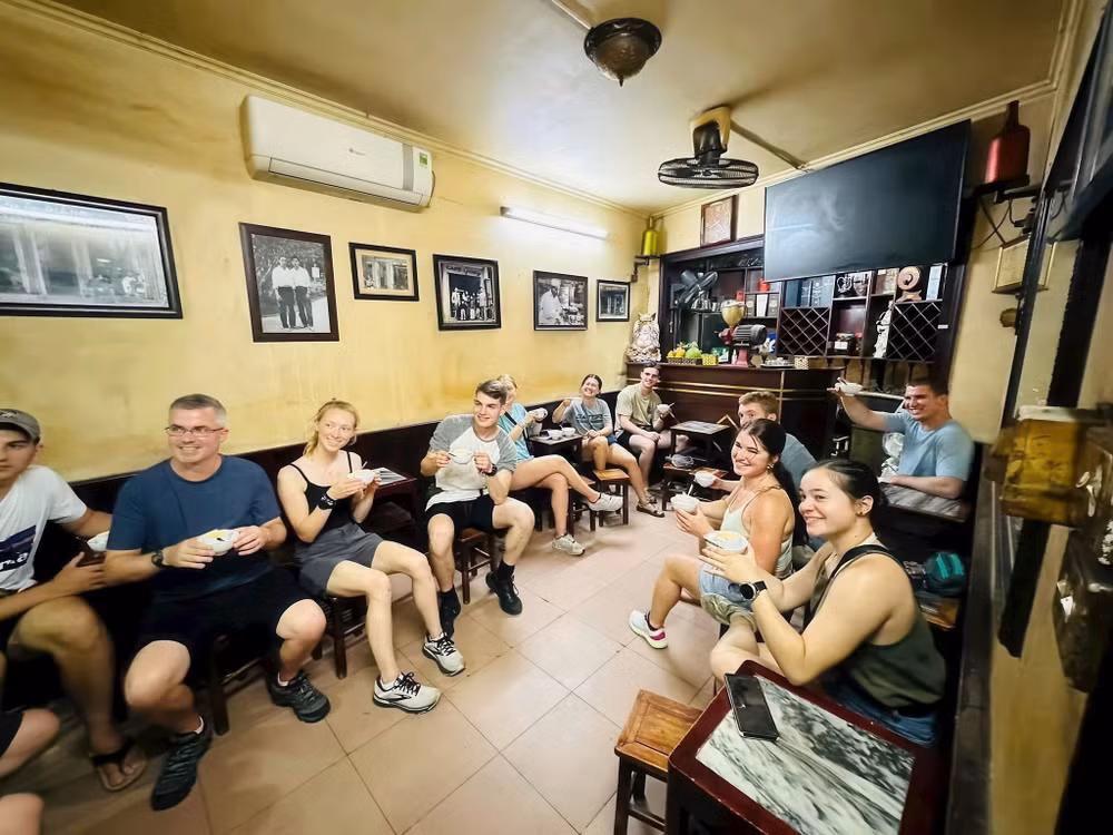 Du khách trải nghiệm cà-phê trứng tại Giảng Cafe.
