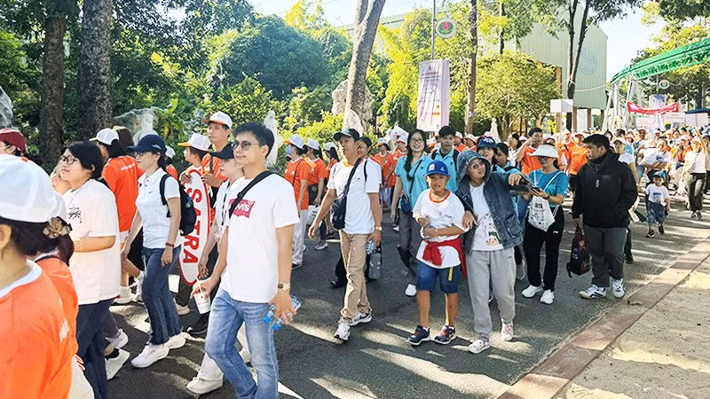 Chung bước vì nạn nhân chất độc da cam