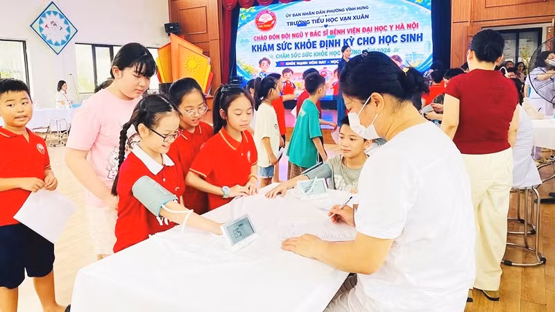 Hoạt động khám sức khỏe định kỳ cho học sinh trước năm học mới 2026-2027.