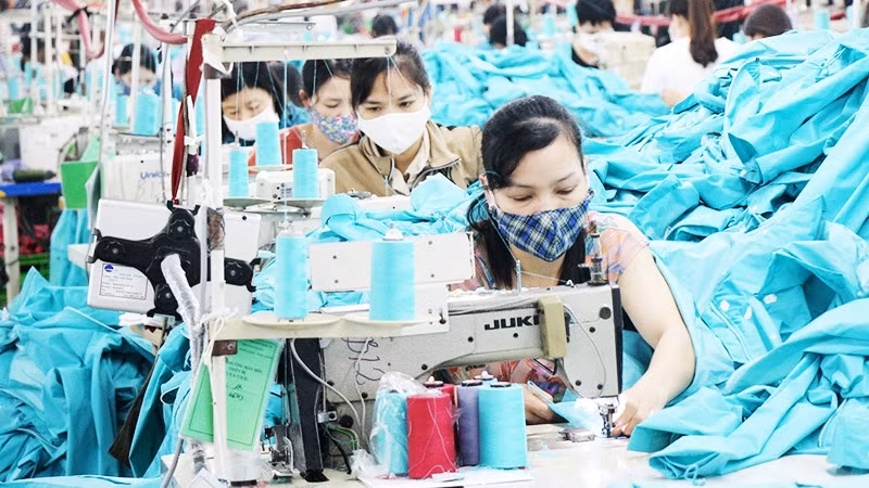 Người lao động mong muốn được điều chỉnh tiền lương để giảm bớt áp lực chi tiêu hằng ngày.