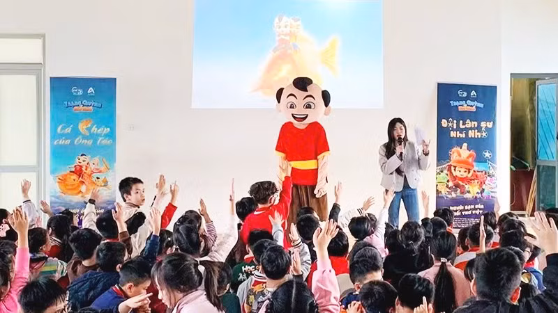 Khán giả nhỏ giao lưu sau khi xem phim “Trạng Quỳnh thời nhí nhố”.