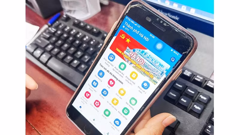Trên ứng dụng iHanoi, vào ô “Dịch vụ công”, chọn “Hỗ trợ khai thuế hộ kinh doanh” để được hỗ trợ.
