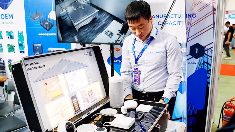Sản phẩm thiết bị điện thông minh của VNPT Technology được giới thiệu tại triển lãm hàng công nghệ. Ảnh: NAM ANH