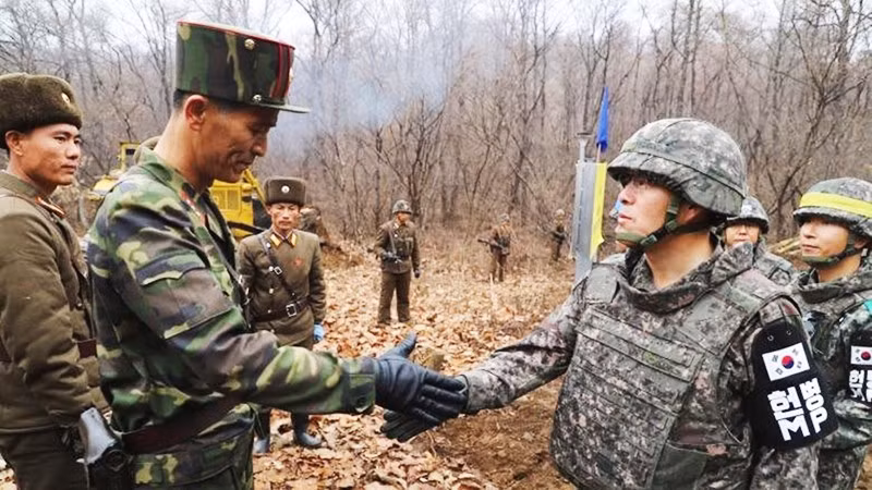 Quan chức quân đội Hàn Quốc (bên phải) và Triều Tiên bắt tay tại khu phi quân sự (DMZ). Ảnh: REUTERS