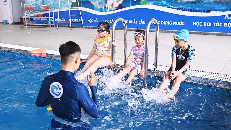 Một lớp dạy bơi tại Cung Thiếu nhi Hà Nội . Ảnh: THÀNH ĐẠT