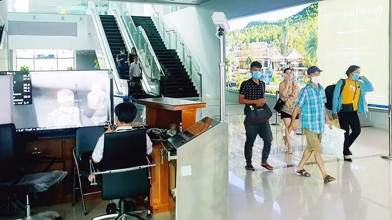 Kiểm soát chặt y tế tại các sân bay đẻ đề phòng dịch bệnh thâm nhập. Ảnh: NAM NGUYỄN