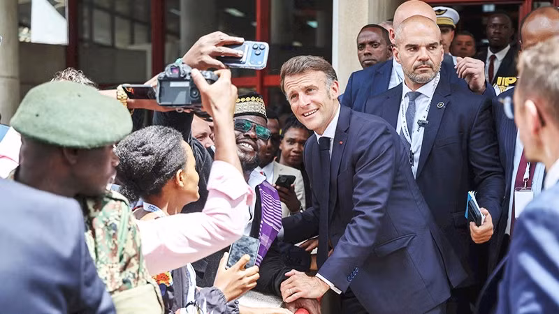 Tổng thống Macron (giữa) tại Thủ đô Nairobi của Kenya. Ảnh: AFP