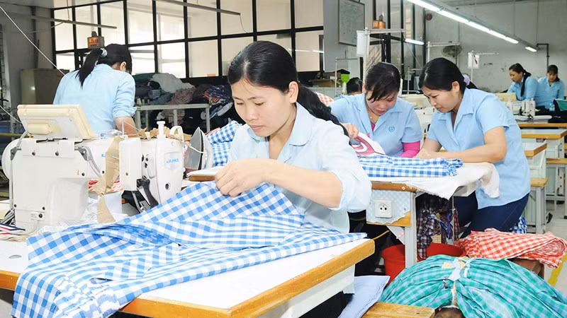 Ngành dệt may Việt Nam được kỳ vọng duy trì vai trò ngành xuất khẩu chủ lực. Ảnh: NAM ANH