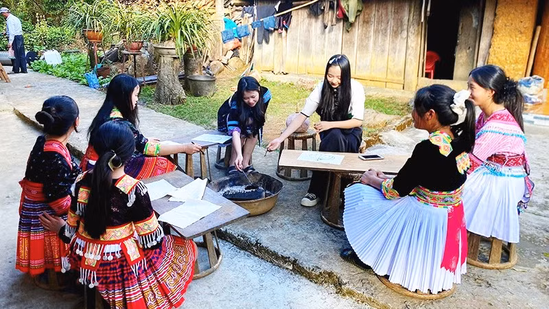 Học sinh Trường Phổ thông dân tộc nội trú tỉnh Lai Châu thực hành vẽ tranh sáp ong.