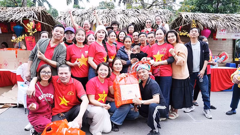 Hội chợ không đồng tại Viện K. Ảnh: BÁ TÍNH