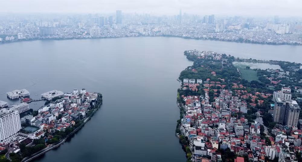 Một góc Hồ Tây. Ảnh: MINH KHIẾU