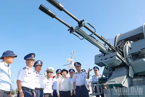 Đại biểu tham quan tại Tàu CSB 4037. (Ảnh: NAM TRUNG)