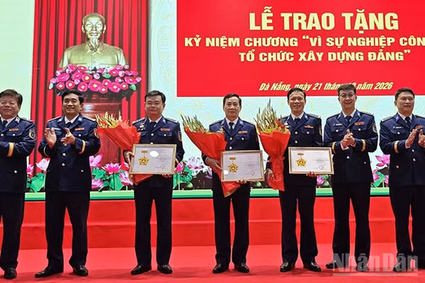 Thủ trưởng Vùng Cảnh sát biển chúc mừng các đồng chí được trao tặng Kỷ niệm chương. (Ảnh: Vùng Cảnh sát biển 2)