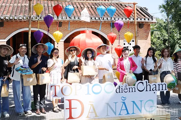 Đại diện cơ quan báo chí, truyền thông và những người sáng tạo nội dung tham gia hoạt động trải nghiệm tại Làng cổ Lộc Yên, xã Thạnh Bình. (Ảnh: ANH QUÂN)