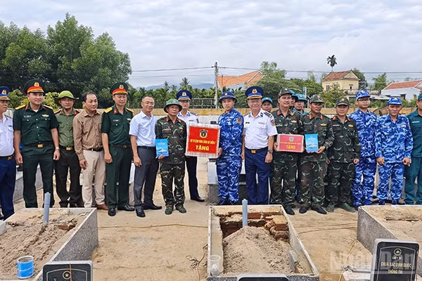 Đại tá Lê Huy, Chính ủy Vùng Cảnh sát biển 2 cùng đoàn công tác tặng quà động viên cán bộ, chiến sĩ Đội lấy mẫu số 4. (Ảnh: Cảnh sát biển)