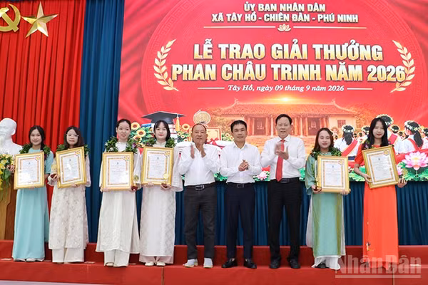 Các đại biểu lãnh đạo trao Giải thưởng Phan Châu Trinh năm 2026 cho các cá nhân. (Ảnh: ANH QUÂN)